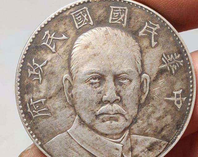 民国时期银元用得好好的，为何要用法币取代？只因美国出台一政策
